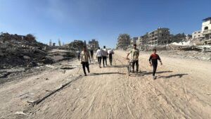 Read more about the article بالصورة:فلسطينيون يعودون إلى أحياء غزة