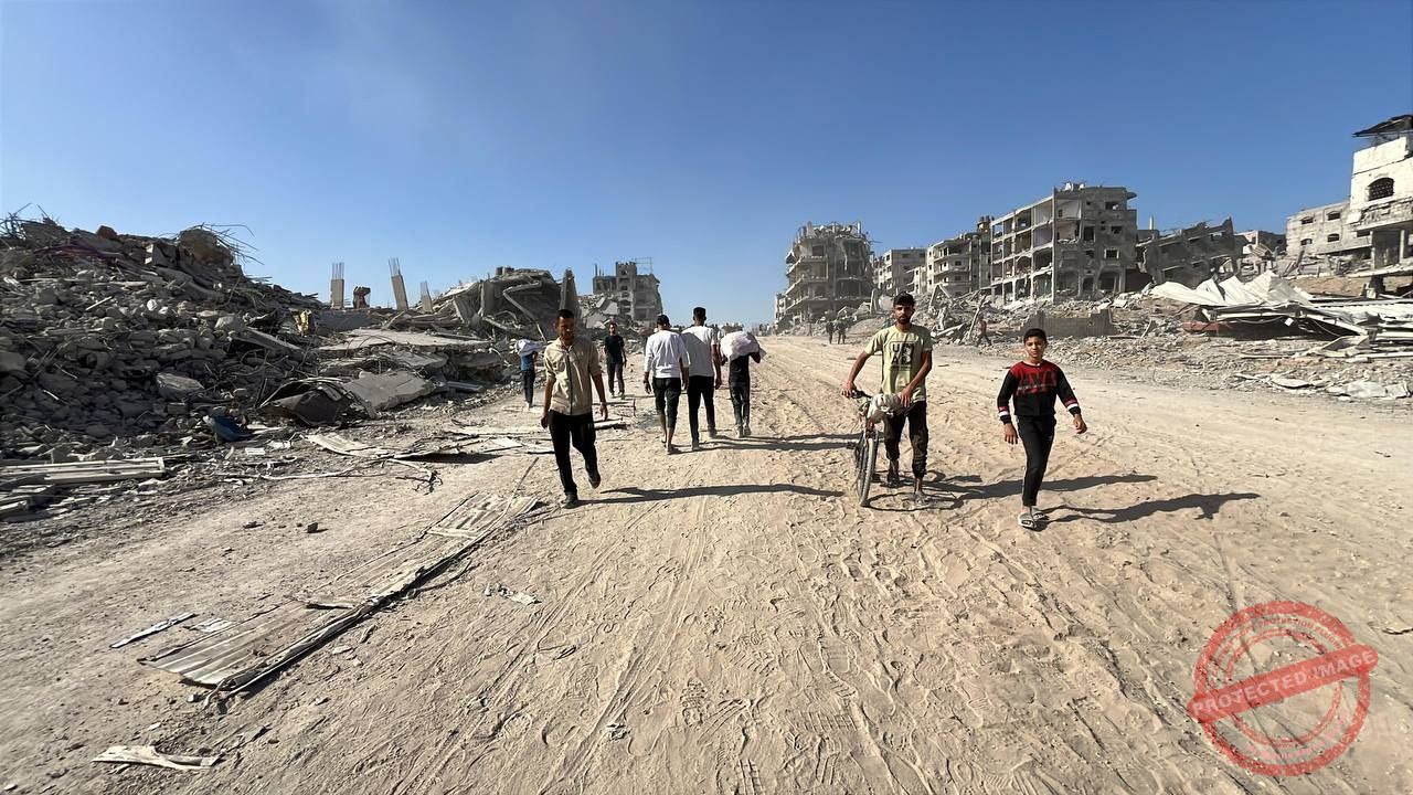 You are currently viewing بالصورة:فلسطينيون يعودون إلى أحياء غزة