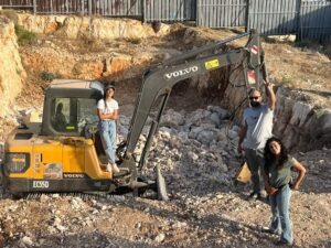 Read more about the article ناشطون بيئيون يوقفون الأعمال فوق مغارة فقمة الراهب المتوسطية