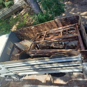 Read more about the article شرطة بلدية جورة البلوط توقف مجموعة أشخاص بتهمة سرقة الحطب والحديد