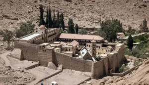 Read more about the article محادثات مكثفة بين أثينا والقاهرة للحفاظ على دير سانت كاترين