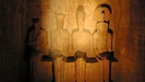 Read more about the article تعامد الشمس على وجه الملك رمسيس الثاني بمعبد أبو سمبل بأسوان