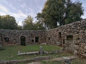 Read more about the article شَحْتول الكسروانية… قريةٌ من سِحرِ الجبل وذاكرةُ الرُّعاة والقداسة