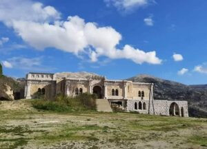 Read more about the article قصر آل سرحال في جزين: تحفة معمارية شاهدة على زمن العراقة