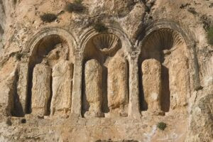 Read more about the article واجهة ناووس روماني محفور في صخور صيدنايا