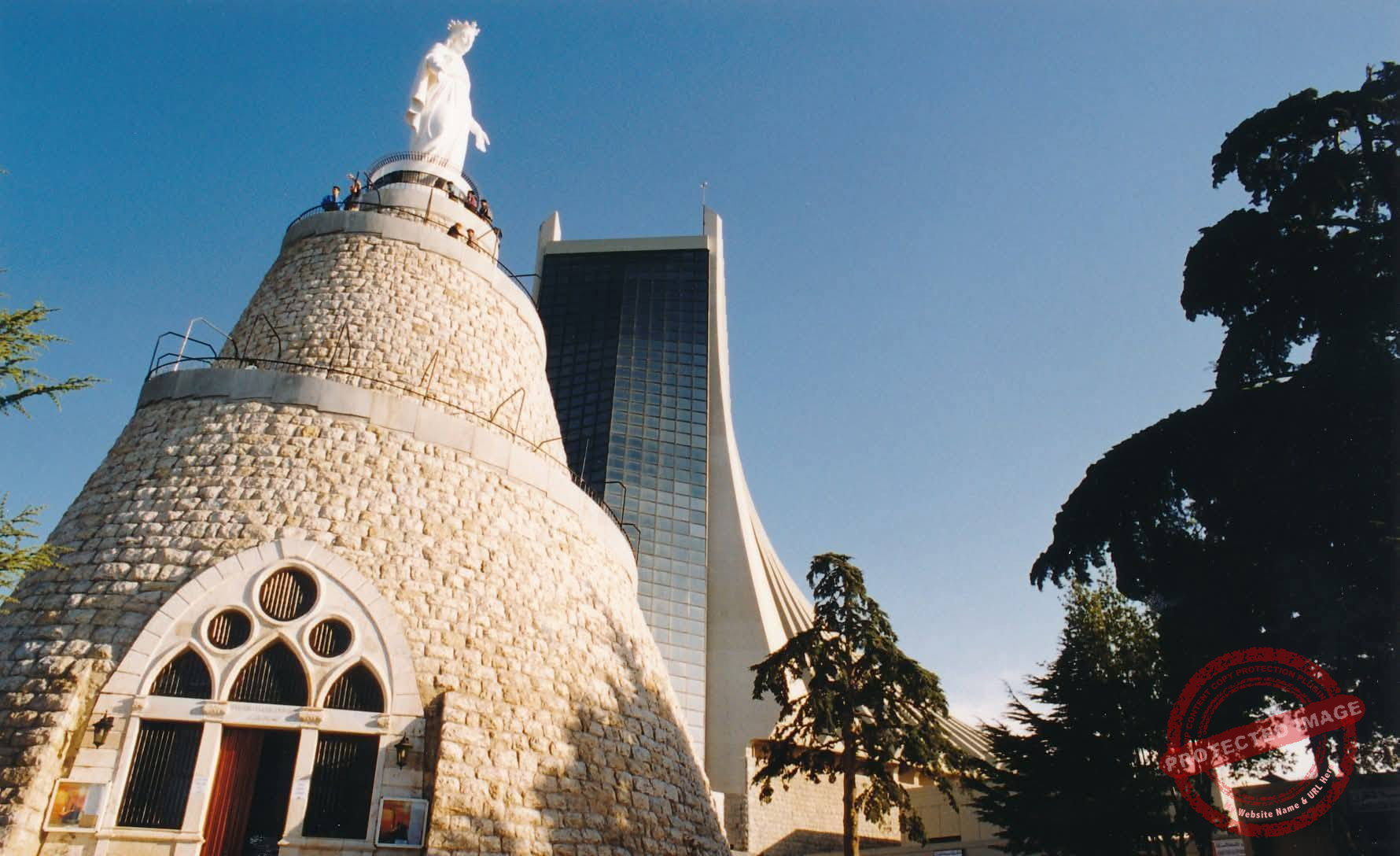 Read more about the article باباواتٌ في رِحابِ مَزارِ سَيِّدَةِ لُبْنانَ – حَريصا