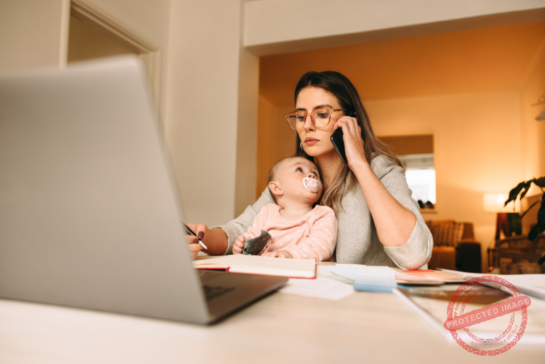 You are currently viewing شو يعني تكوني أم عاملة؟