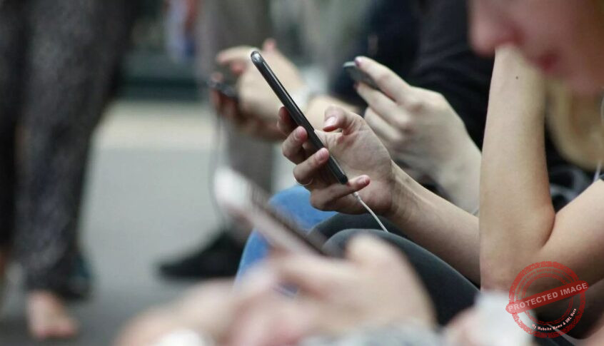 You are currently viewing دراسة تُحذّر من أثر استخدام الهاتف ليلًا على ازدياد الأفكار الانتحارية