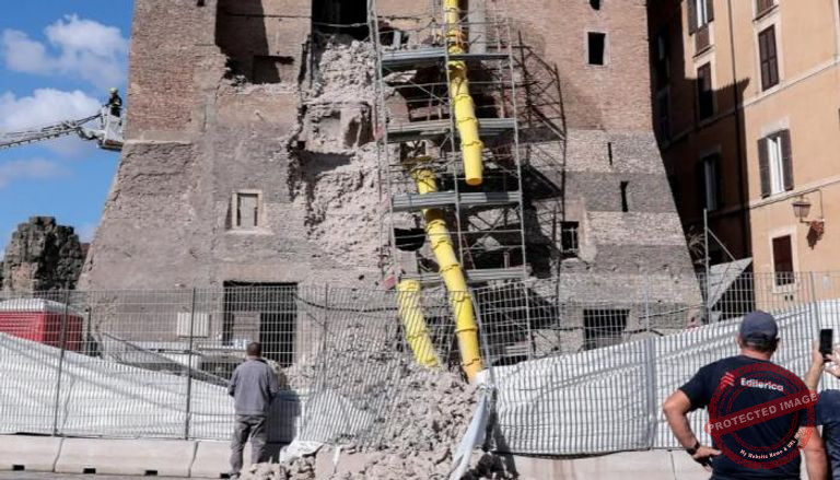 You are currently viewing انهيار جزئي في برج تاريخي وسط روما أثناء أعمال الترميم