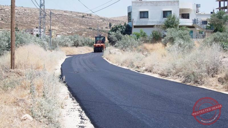 You are currently viewing انتهاء أعمال توسيع وتزفيت طريق رعشين – إغبه بجهود مختار البلدة