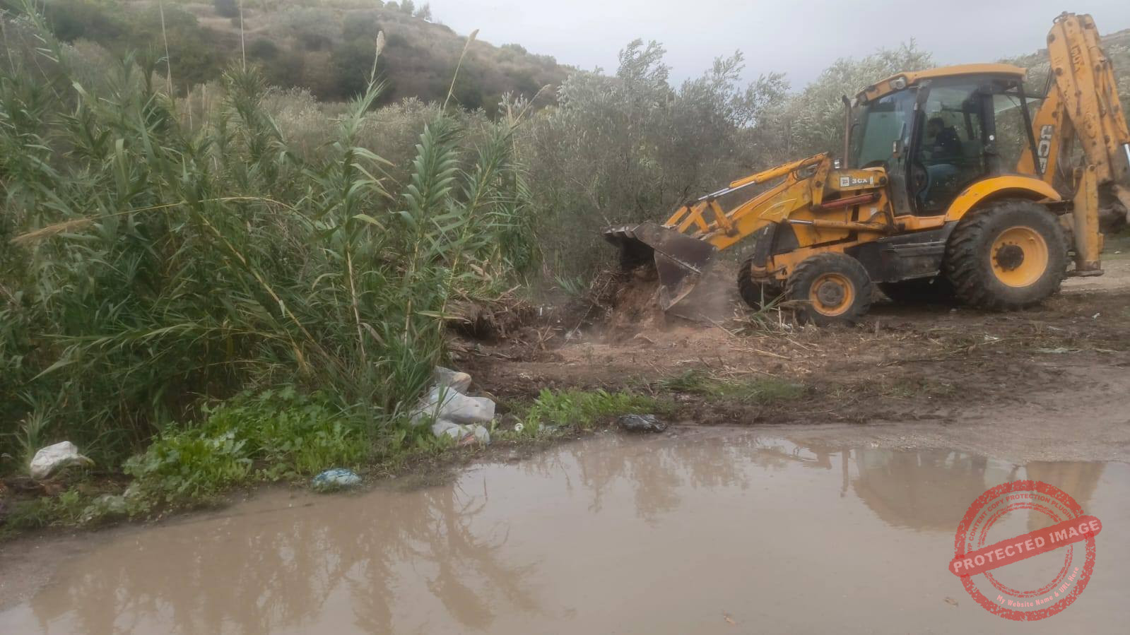 You are currently viewing بلدية عقتانيت تنظف مجرى المياه بين عقتانيت والمعمرية