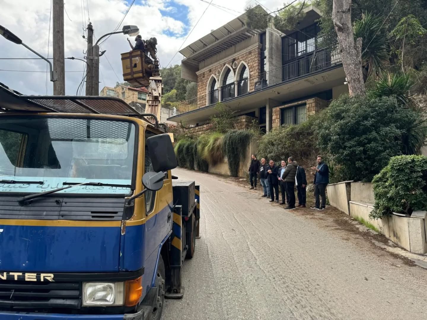 You are currently viewing بلدية الضبيه تستبدل مصابيح الإنارة على طريق نهر الكلب