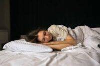 Read more about the article أثر العادات الغذائية المسائية في جودة النوم